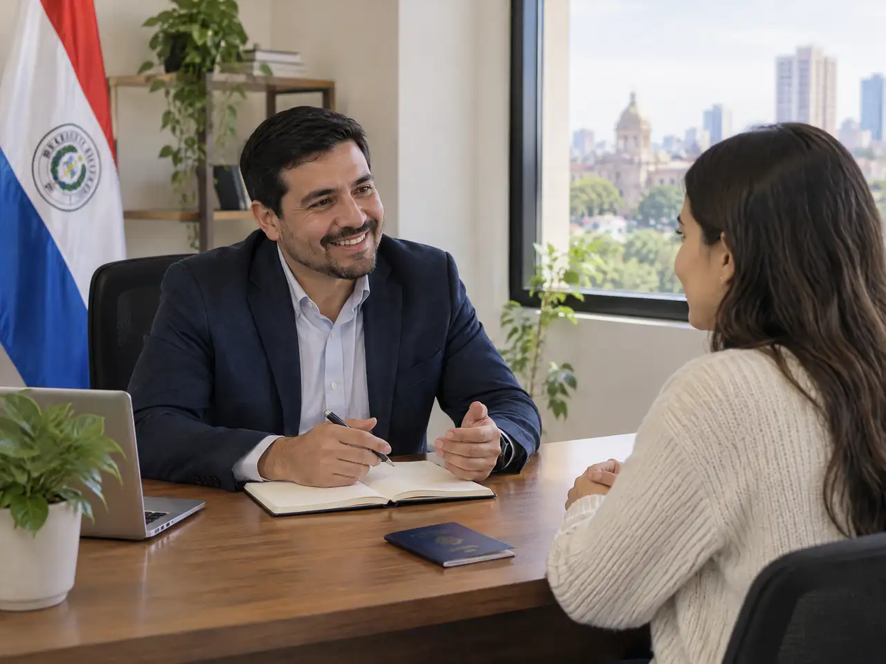Asesor y cliente practicando la entrevista de visa en una oficina luminosa de Asunción